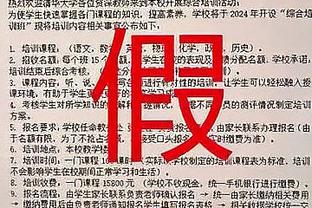 ?泰斯起跳防守被伍德顶到敏感部位 痛得跪在了地上